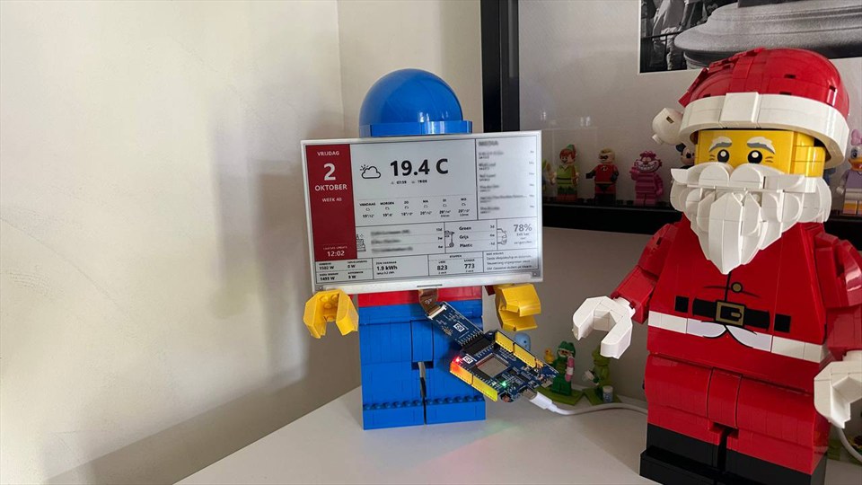 Fysiek e-inkdashboard aan een ESP32; de dashboardtekst is onleesbaar gemaakt